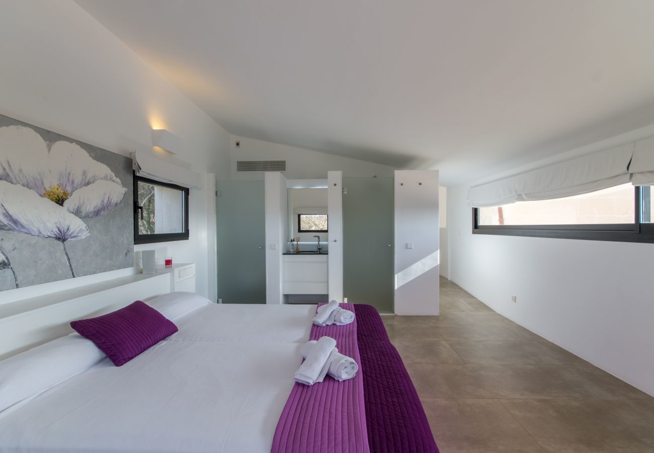 4 chambres doubles, 4 salles de bains, climatisation, WIFI gratuit, piscine avec jacuzzi, quartier entre Muro et Can Picafort