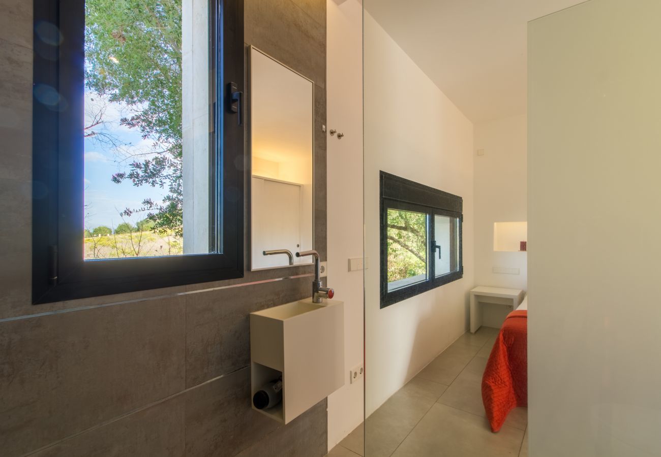 4 chambres doubles, 4 salles de bains, climatisation, WIFI gratuit, piscine avec jacuzzi, quartier entre Muro et Can Picafort